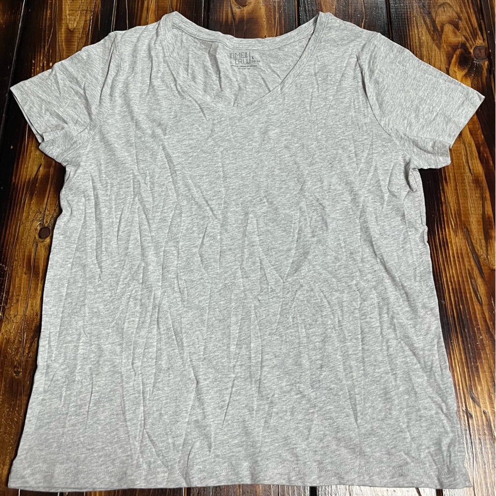 Simple grey t-shirt.
